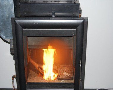 Hogar de la estufa quemando pellet