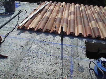 Colocación de teja sobre anclajes y tubería (II)