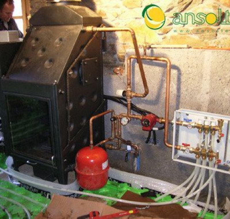 Chimenea de pellet y leña para alimentación de suelo radiante