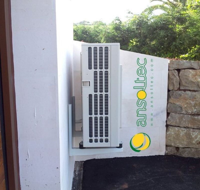 Vista lateral máquina exterior aerotermia Waterkotte